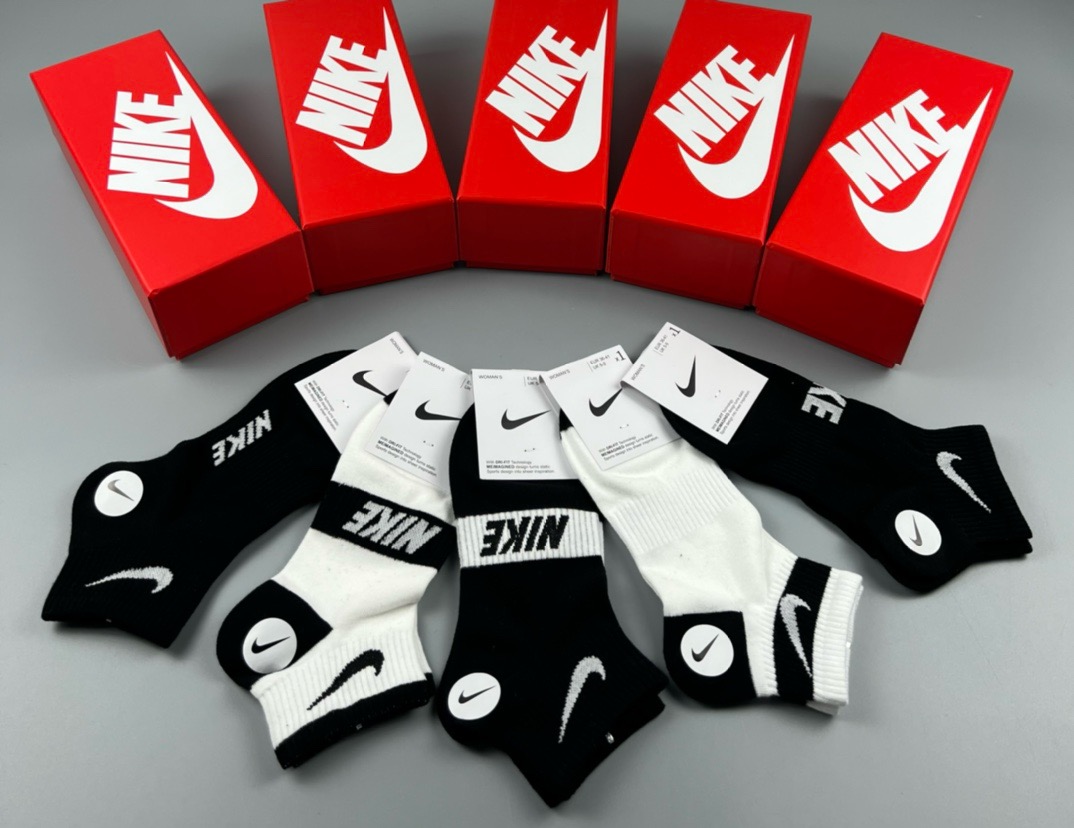  🆕Nike · 耐克❗️永远的经典永远的☑️❗️精梳棉材质，透气吸汗柔软舒适，上脚非常nice❗️商务