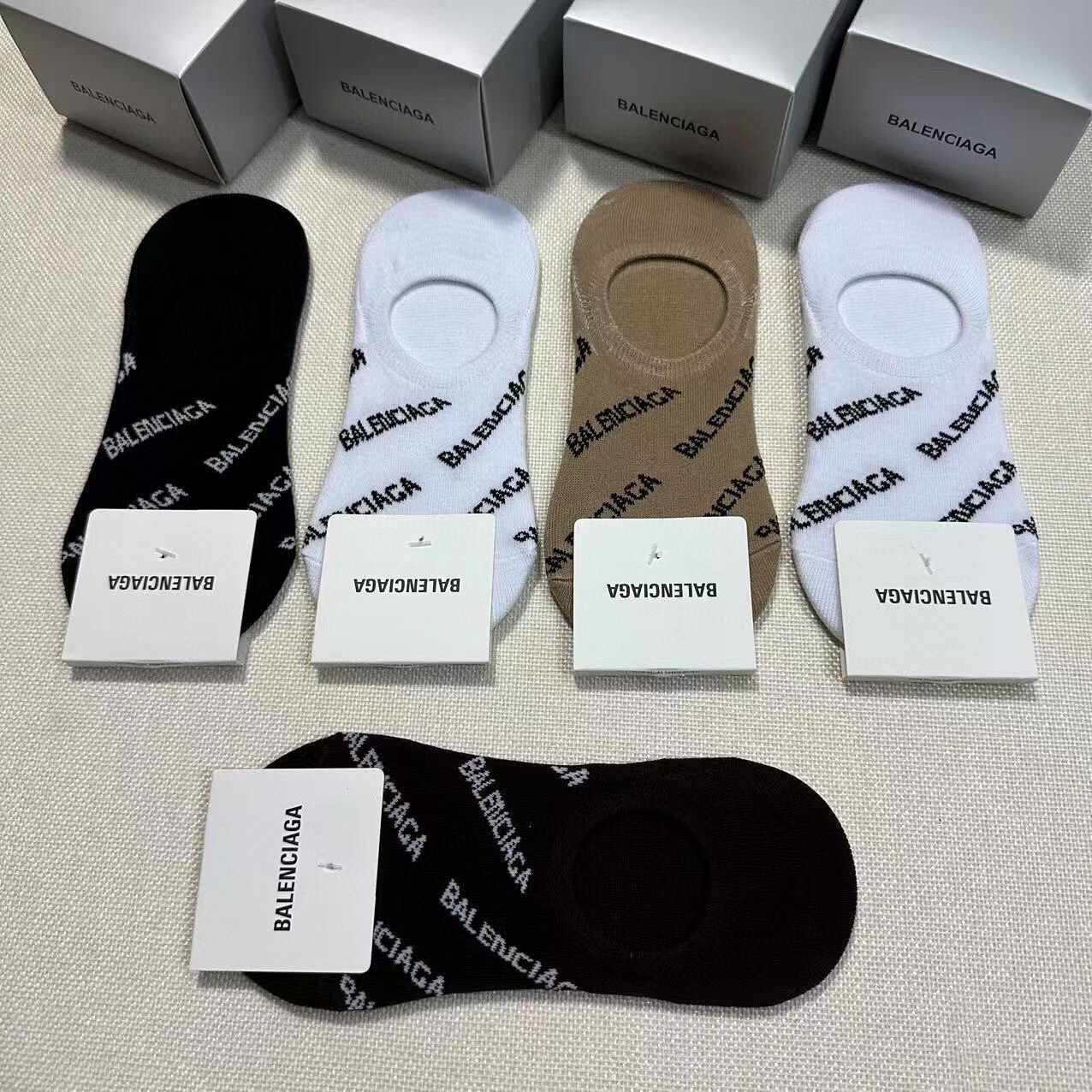  🆕BALENCIAGA · 巴黎世家❗️大巴黎经典女款隐形袜子【一盒五双】纯棉材质织造，上脚柔软舒适，