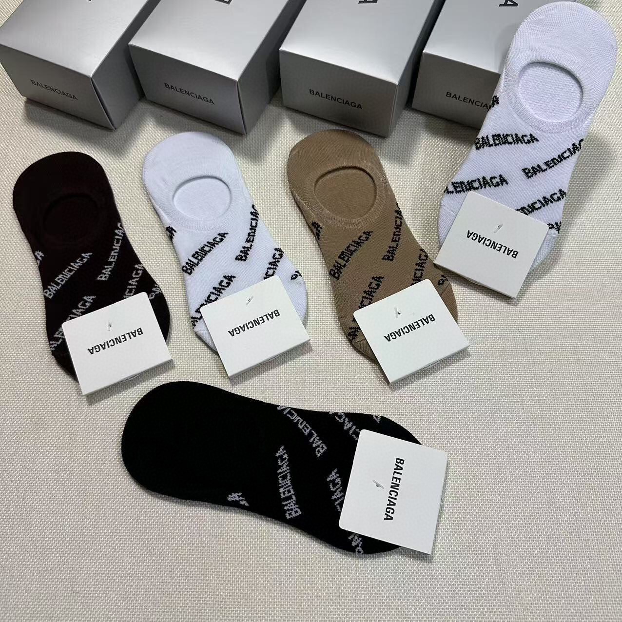  🆕BALENCIAGA · 巴黎世家❗️大巴黎经典女款隐形袜子【一盒五双】纯棉材质织造，上脚柔软舒适，