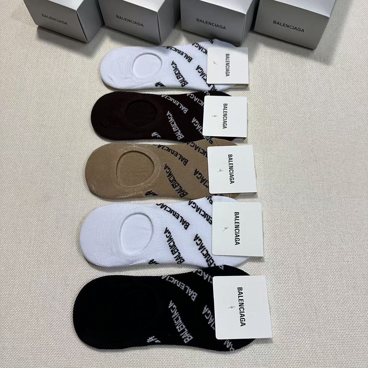  🆕BALENCIAGA · 巴黎世家❗️大巴黎经典女款隐形袜子【一盒五双】纯棉材质织造，上脚柔软舒适，
