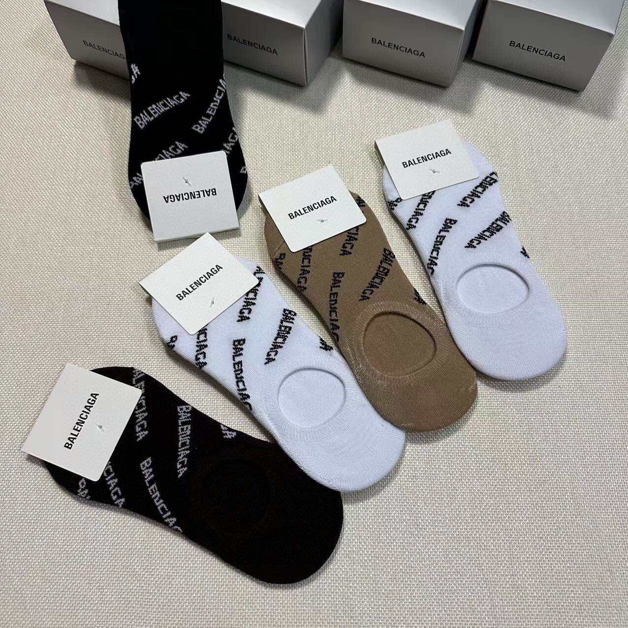  🆕BALENCIAGA · 巴黎世家❗️大巴黎经典女款隐形袜子【一盒五双】纯棉材质织造，上脚柔软舒适，