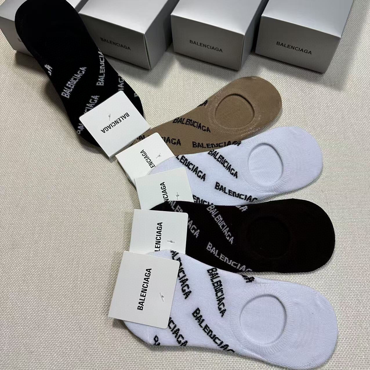  🆕BALENCIAGA · 巴黎世家❗️大巴黎经典女款隐形袜子【一盒五双】纯棉材质织造，上脚柔软舒适，
