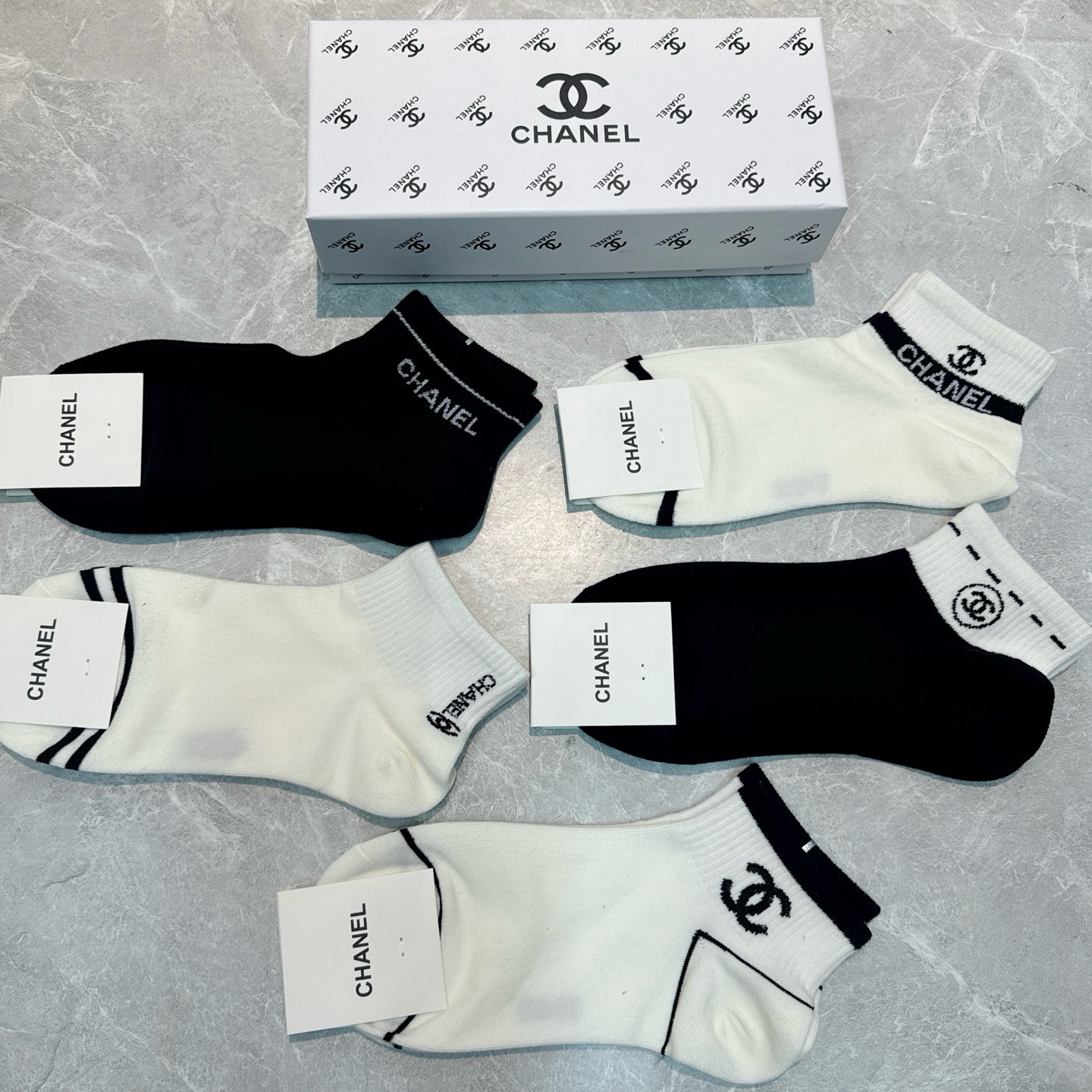  🆕CHANEL · 香奈儿❗️CH新品女款袜子❗️【一盒五双】轻薄柔软舒适透气，提花经典logo，炒鸡