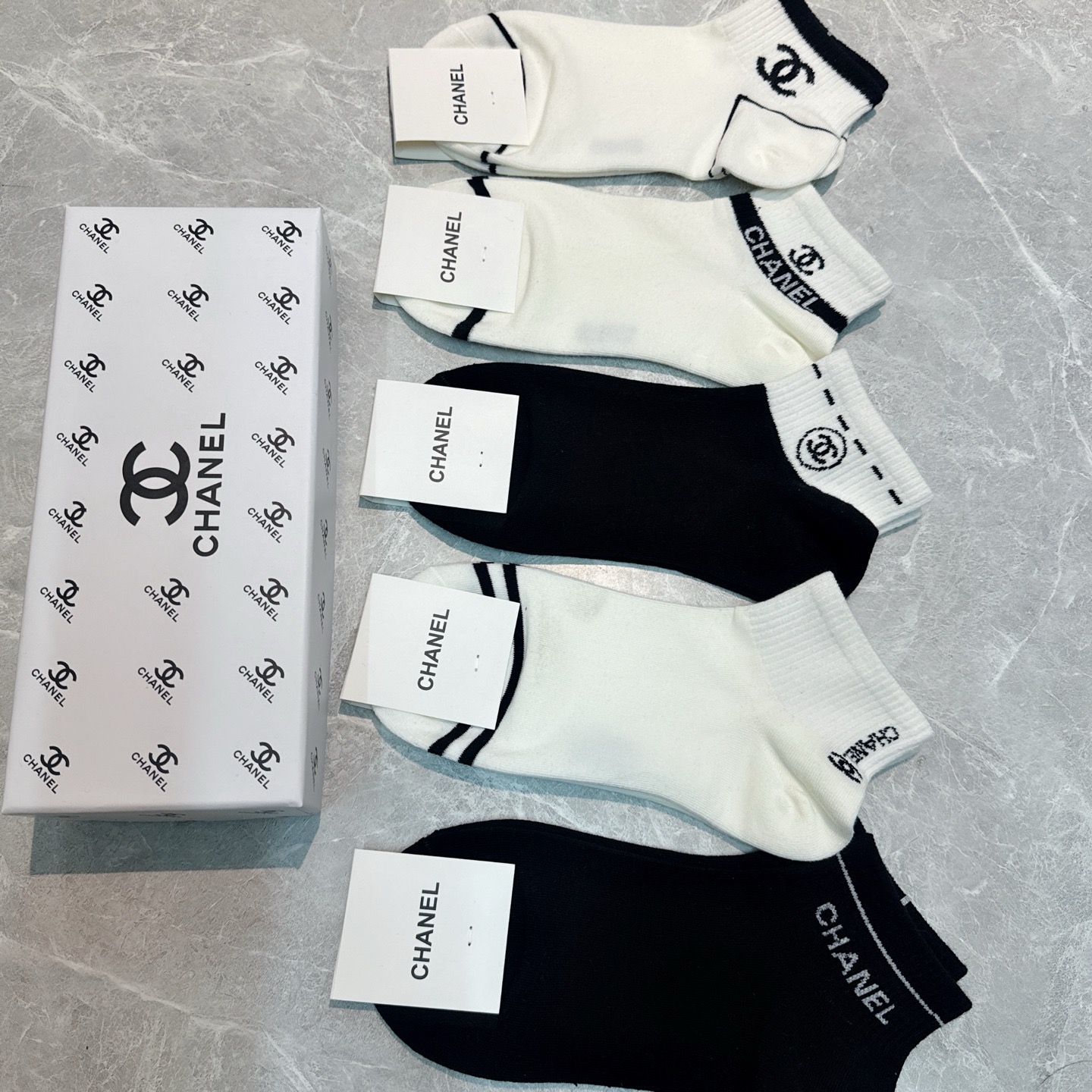  🆕CHANEL · 香奈儿❗️CH新品女款袜子❗️【一盒五双】轻薄柔软舒适透气，提花经典logo，炒鸡