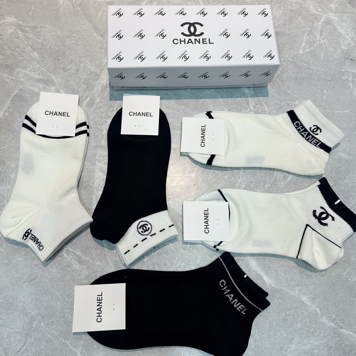  🆕CHANEL · 香奈儿❗️CH新品女款袜子❗️【一盒五双】轻薄柔软舒适透气，提花经典logo，炒鸡