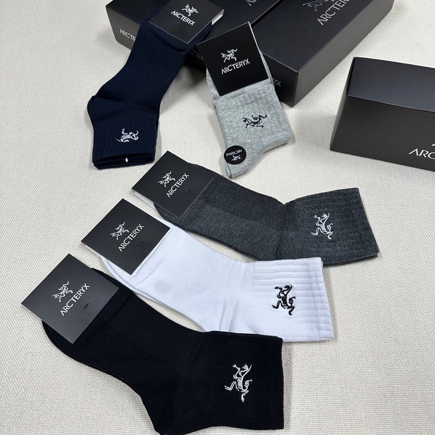  🆕【始祖鸟】男款新品中筒袜子❗️纯棉材质织造，刺绣经典始祖鸟标志，透气吸汗柔软舒适，上脚非常nice❗