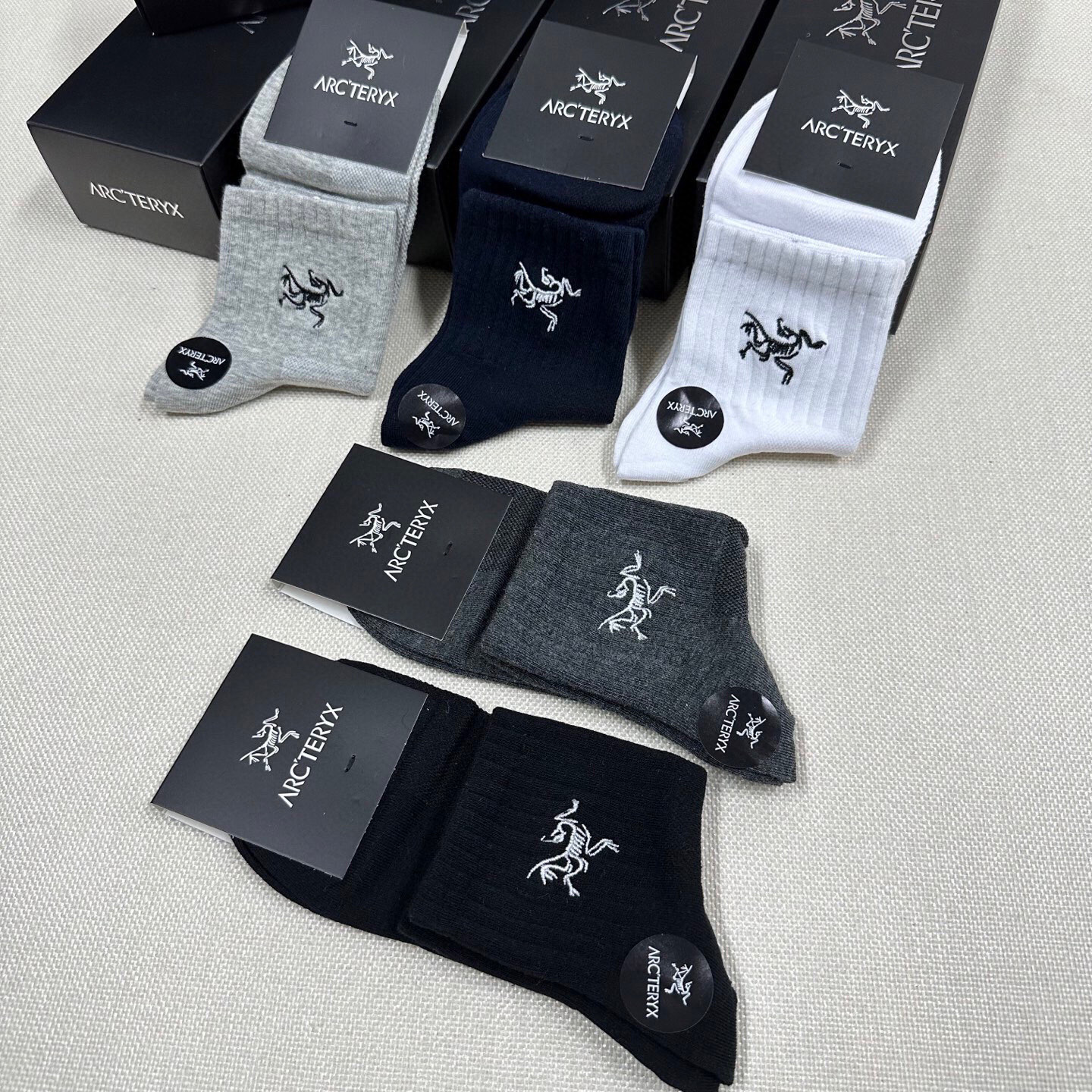  🆕【始祖鸟】男款新品中筒袜子❗️纯棉材质织造，刺绣经典始祖鸟标志，透气吸汗柔软舒适，上脚非常nice❗