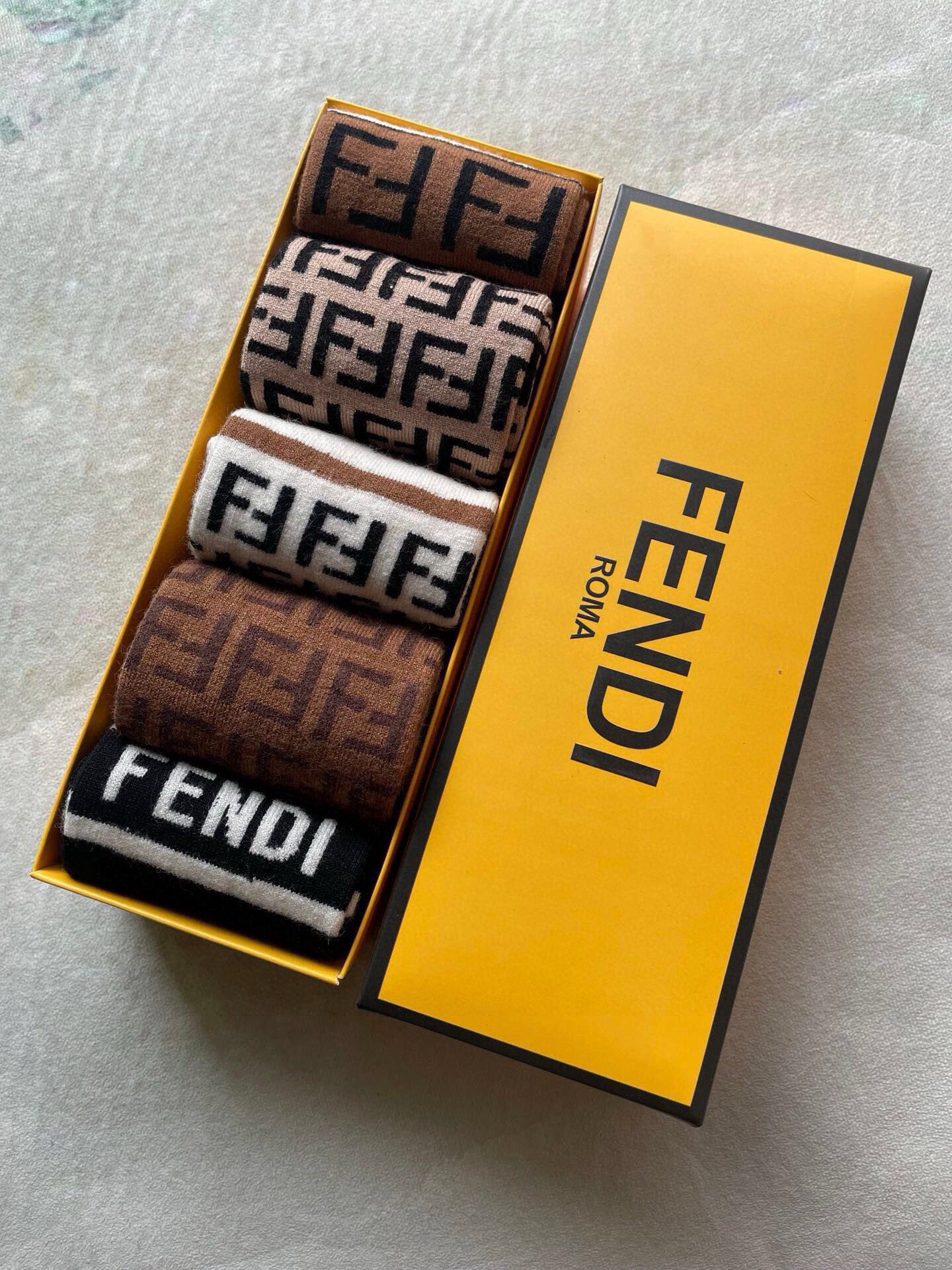  🆕Fendi · 芬迪❗️F家新品女款中筒兔绒袜❗【敲黑板划重点：兔绒材质️❗️护肤蓄热❗️❗️】【一