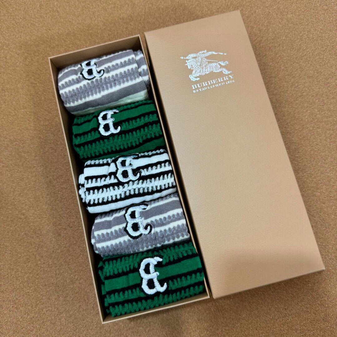  🆕Burberry · 巴宝莉❗️B家新品女款中筒袜子❗️【一盒五双】经典大B字母，实物超漂亮，ins