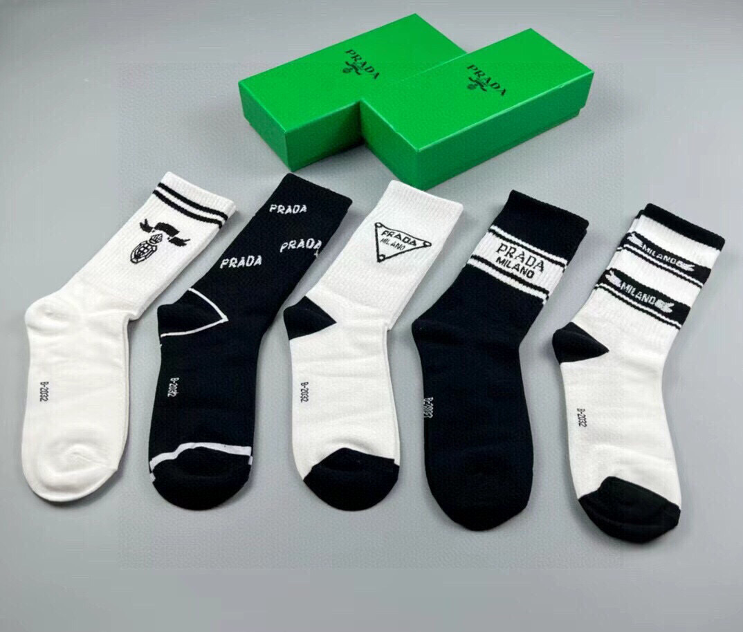  🆕PRADA · 普拉达新品中筒袜子❗️【一盒五双】纯棉材质织造，提花经典标志，柔软舒适，大牌出街，潮