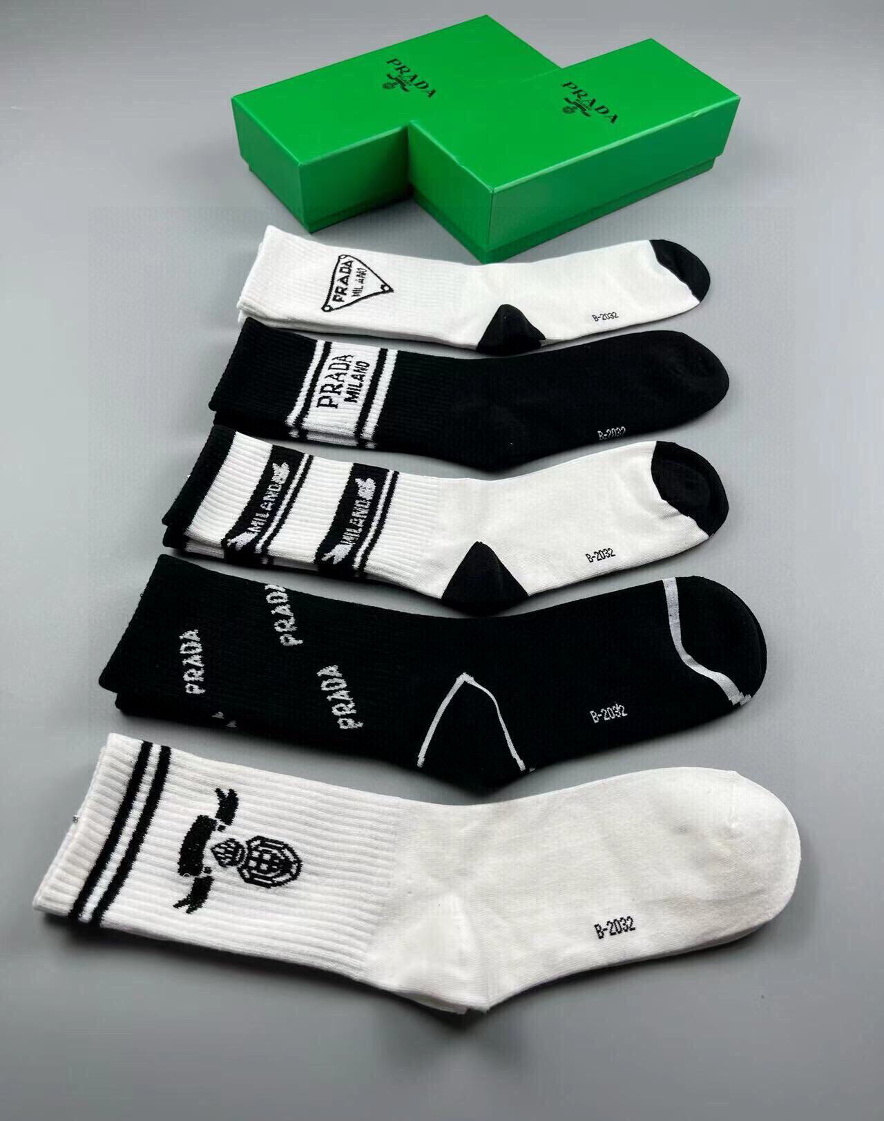  🆕PRADA · 普拉达新品中筒袜子❗️【一盒五双】纯棉材质织造，提花经典标志，柔软舒适，大牌出街，潮