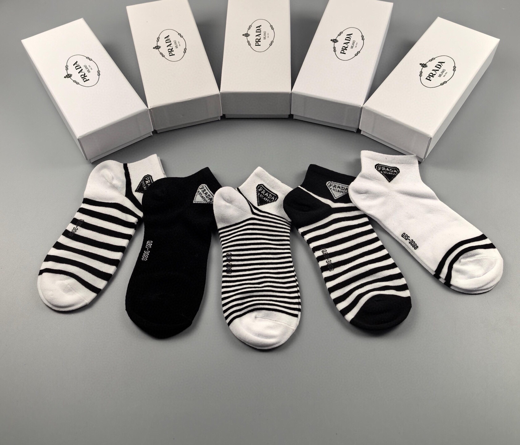  🆕PRADA · 普拉达新品袜子❗️【一盒五双】纯棉材质织造，提花经典标志，柔软舒适，大牌出街，潮人必