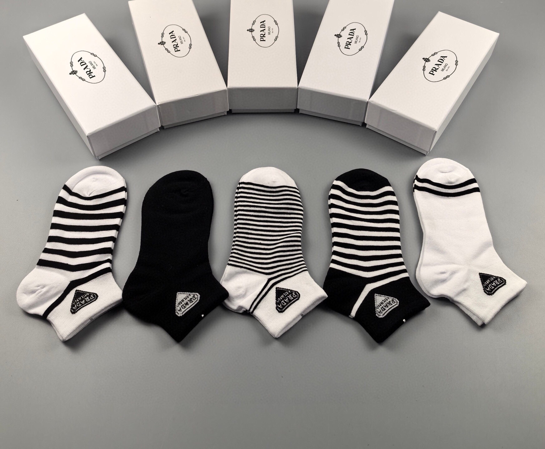  🆕PRADA · 普拉达新品袜子❗️【一盒五双】纯棉材质织造，提花经典标志，柔软舒适，大牌出街，潮人必