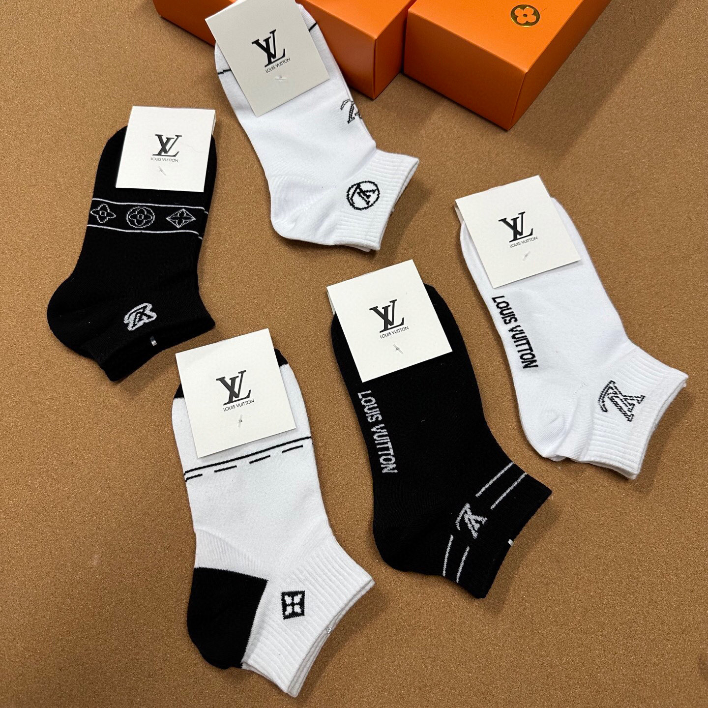  🆕 Louis Vuitton · 路易威登❗️驴家新品女款袜子❗️【一盒五双】纯棉材质，柔软舒适，提