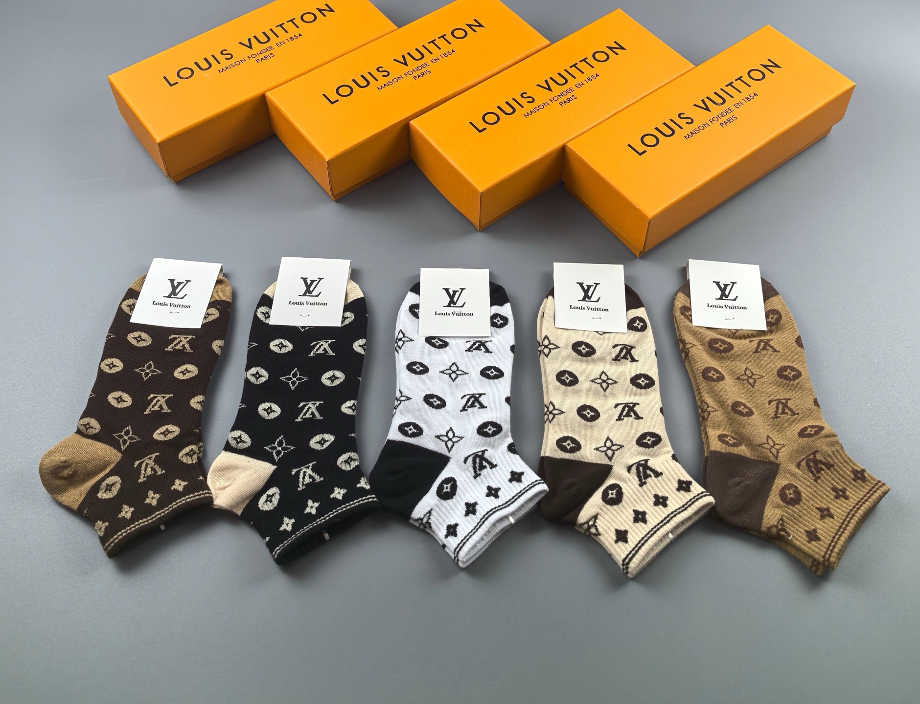  🆕 Louis Vuitton · 路易威登❗️驴家经典女款袜子❗️【一盒五双】纯棉材质，柔软舒适，提