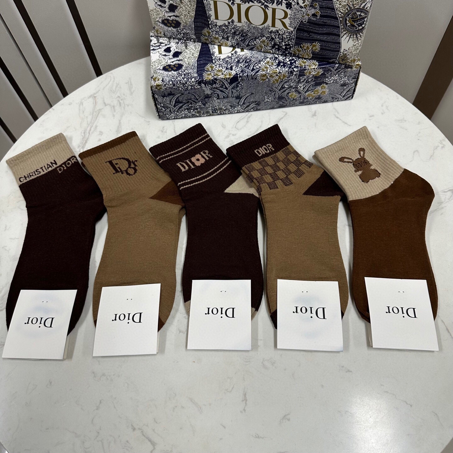  🆕Dior · 迪奥❗️D家新品中筒袜子❗️【一盒五双】纯棉材质，上脚柔软舒适，经典的D家字母logo