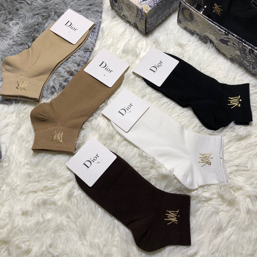 🆕Dior · 迪奥❗️D家新品女款袜子❗️【一盒五双】纯棉材质，柔软舒适透气，罗口烫金经典品牌全称l