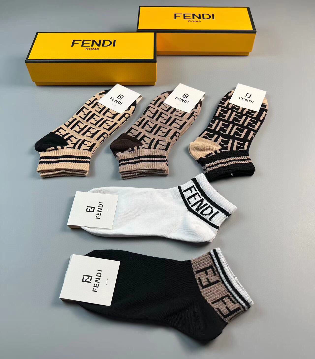  🆕FENDI · 芬迪❗️大F新品袜子❗️【一盒五双】提花经典的双F标志，纯棉材质制造，透气舒适，超级