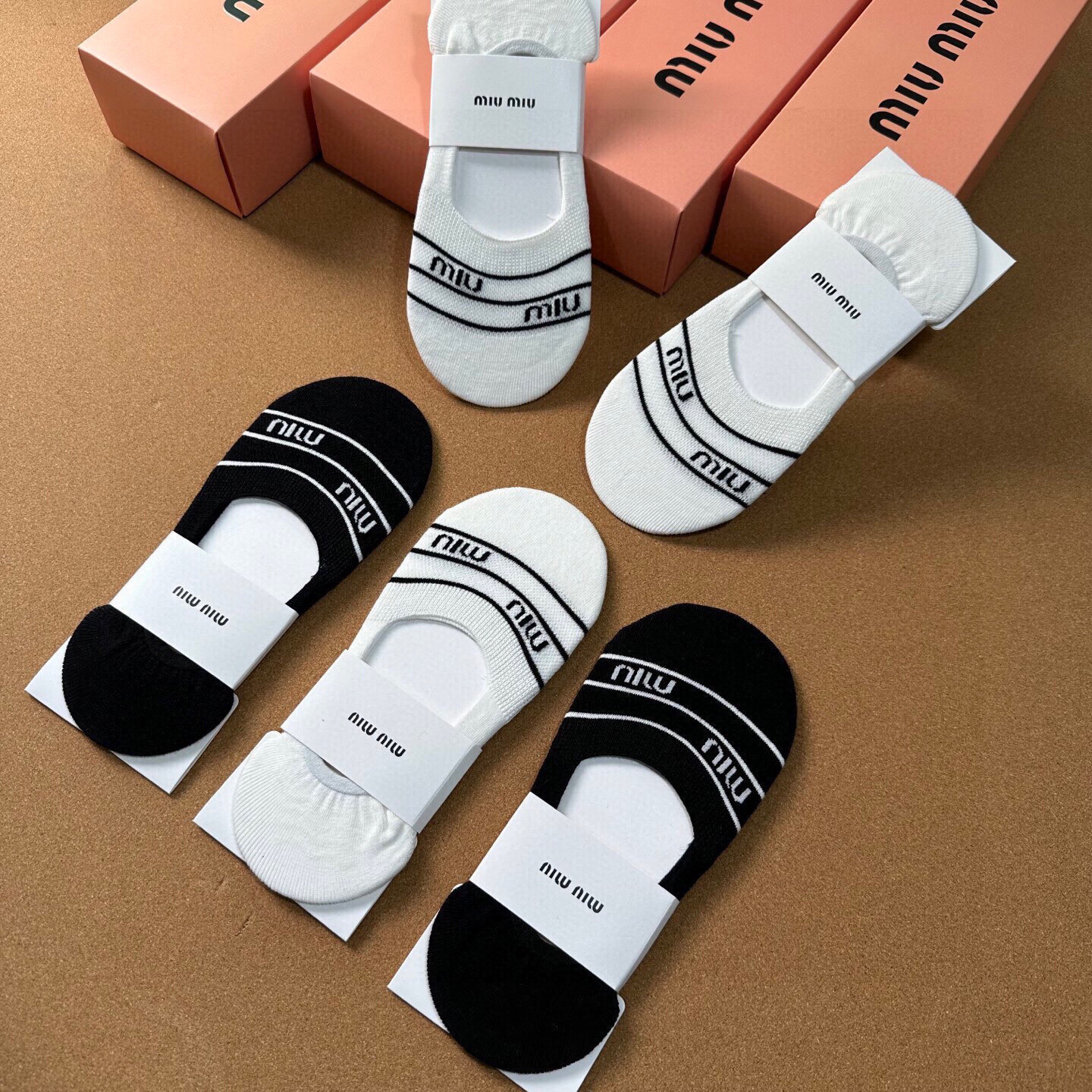  🆕miumiu · 缪缪❗️新品女款隐形袜子❗️【一盒五双】提花经典字母标志，纯棉材质，超舒适超美腻❗