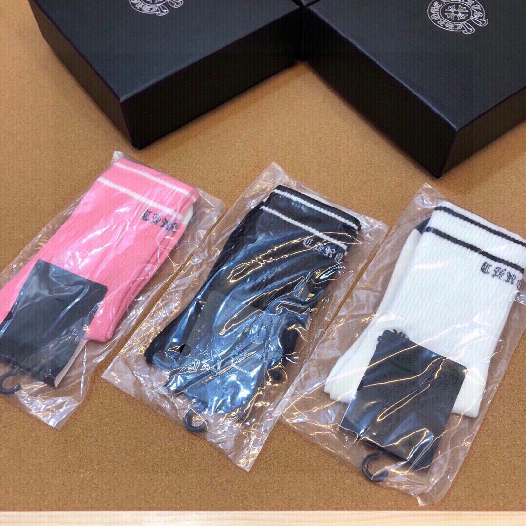  🆕❗️克罗心出口订单❗️别致吸睛，中筒设计，精梳棉材质❗️亲肤透气，表面有着温润的光泽感，上脚丝滑而显