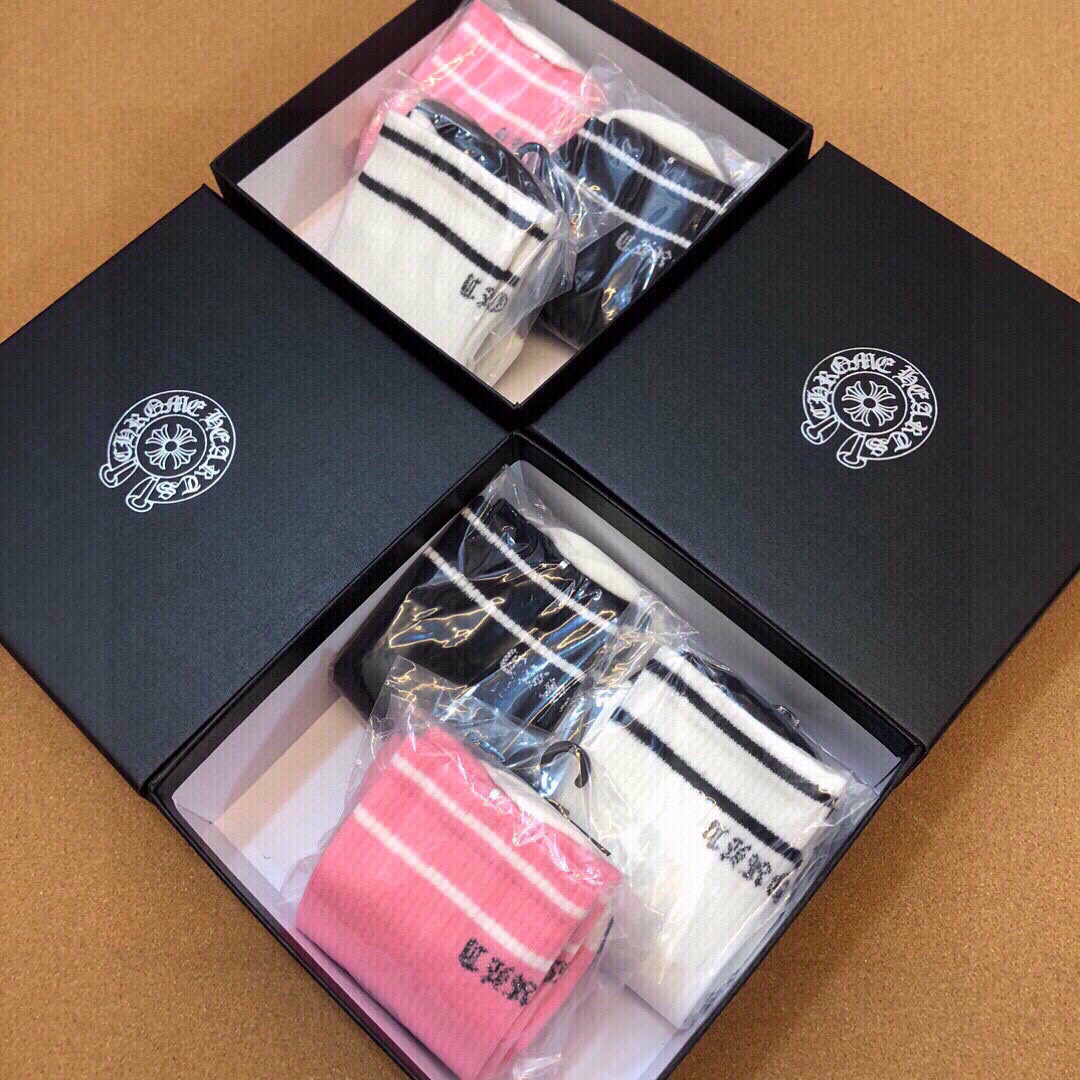  🆕❗️克罗心出口订单❗️别致吸睛，中筒设计，精梳棉材质❗️亲肤透气，表面有着温润的光泽感，上脚丝滑而显