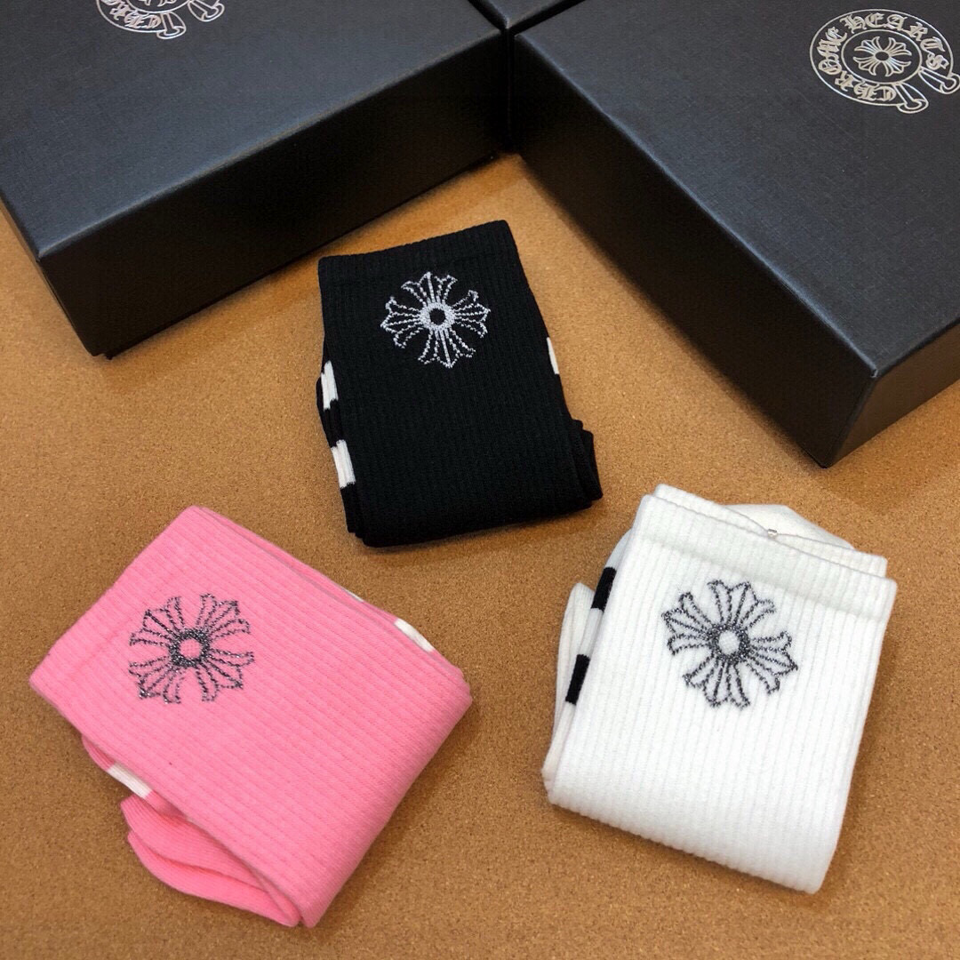  🆕❗️克罗心出口订单❗️别致吸睛，中筒设计，精梳棉材质❗️亲肤透气，表面有着温润的光泽感，上脚丝滑而显