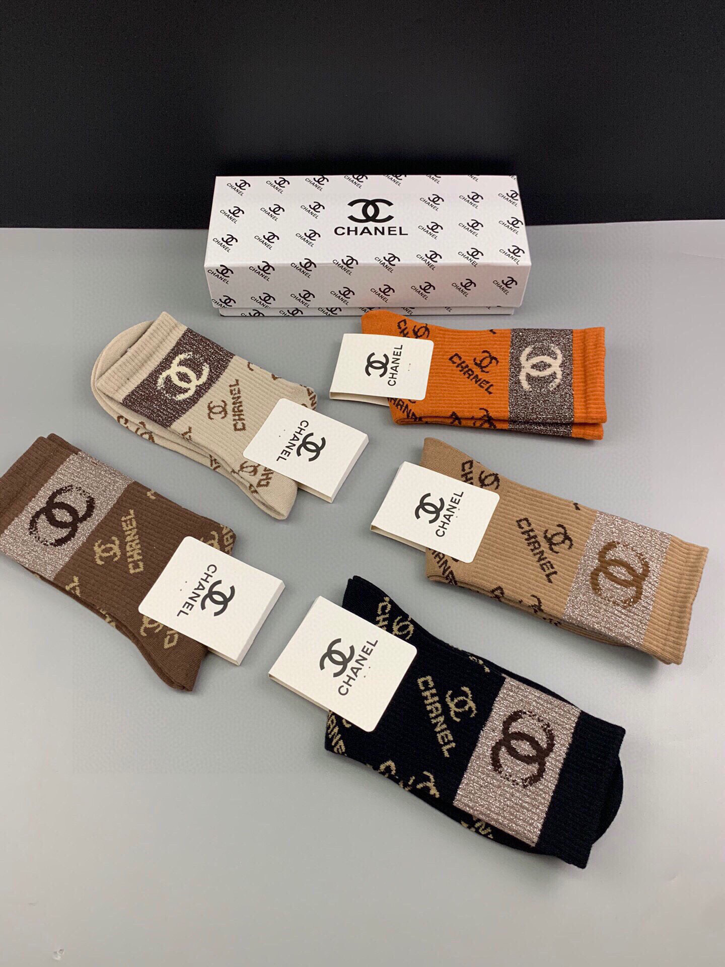 🆕CHANEL · 香奈儿❗️香奶奶家新品女款中筒袜子❗️【一盒五双】纯棉材质，柔软舒适透气，罗口提花