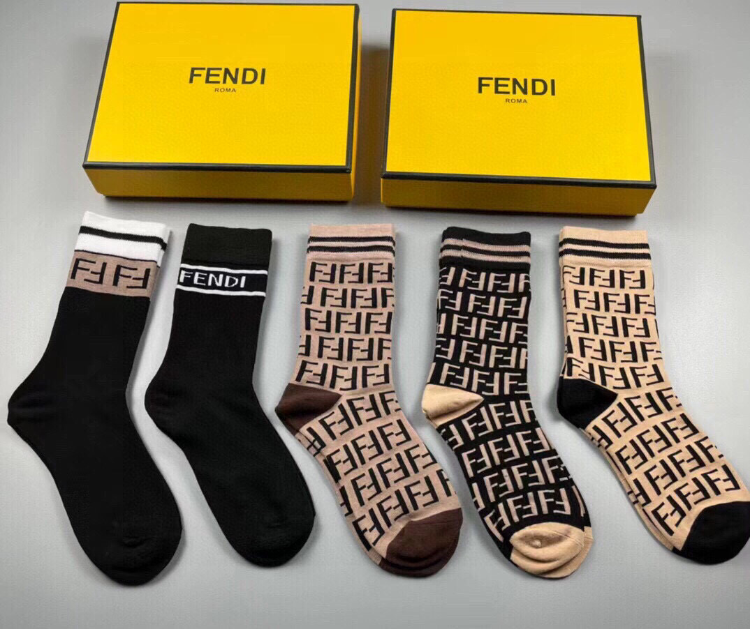  🆕FENDI · 芬迪❗️老佛爷家经典中筒女款袜子❗️【一盒五双】大F专柜同步，超级经典的双F标志，纯