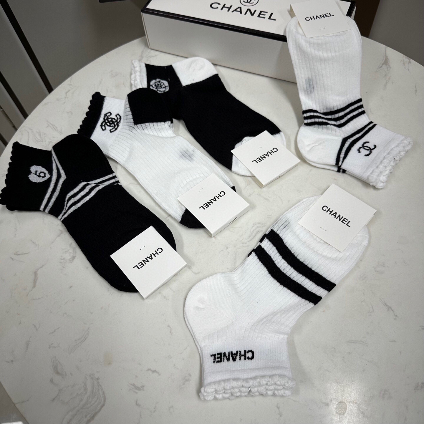  🆕CHANEL · 香奈儿❗️CH新品女款袜子❗️【一盒五双】轻薄柔软舒适透气，提花经典logo，炒鸡