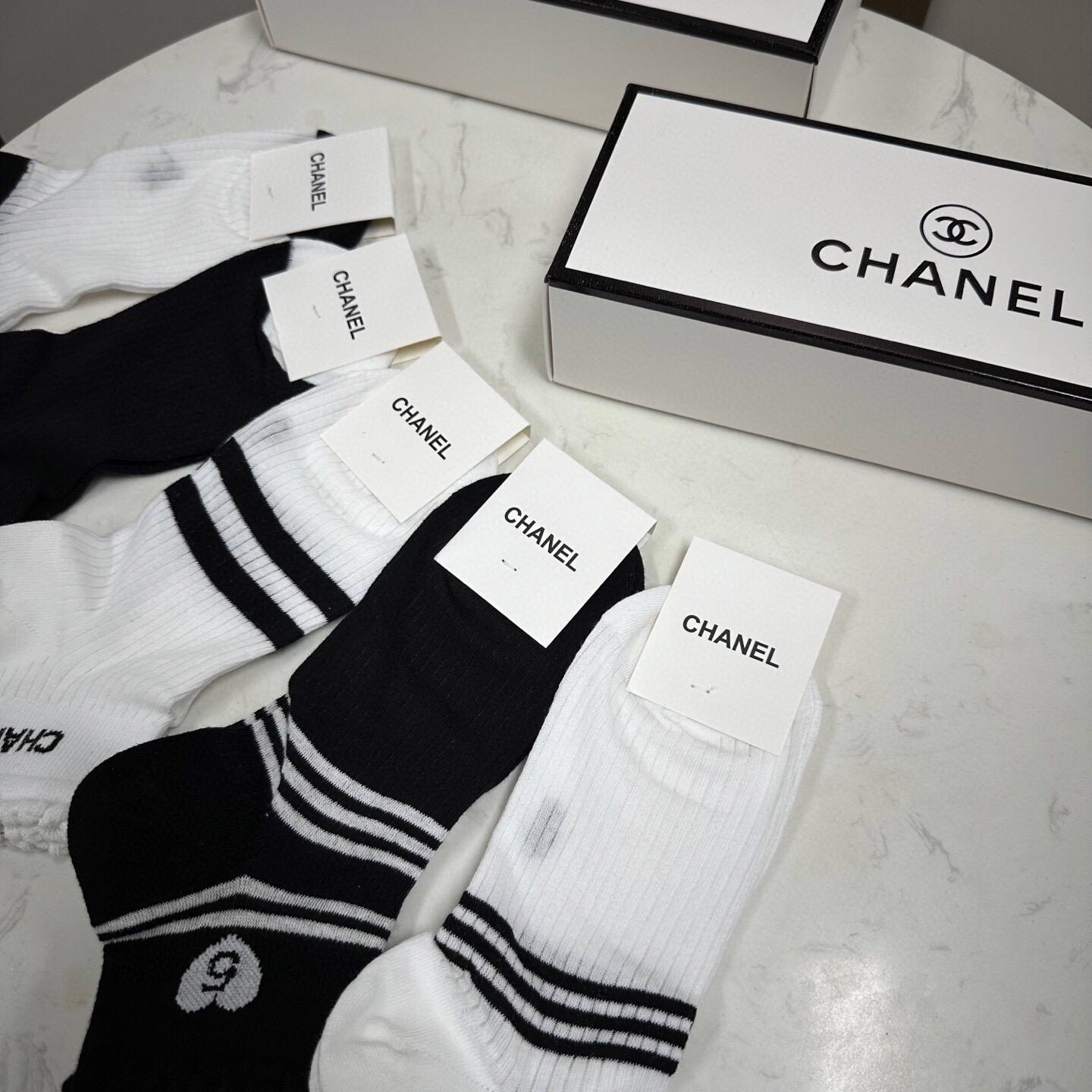  🆕CHANEL · 香奈儿❗️CH新品女款袜子❗️【一盒五双】轻薄柔软舒适透气，提花经典logo，炒鸡