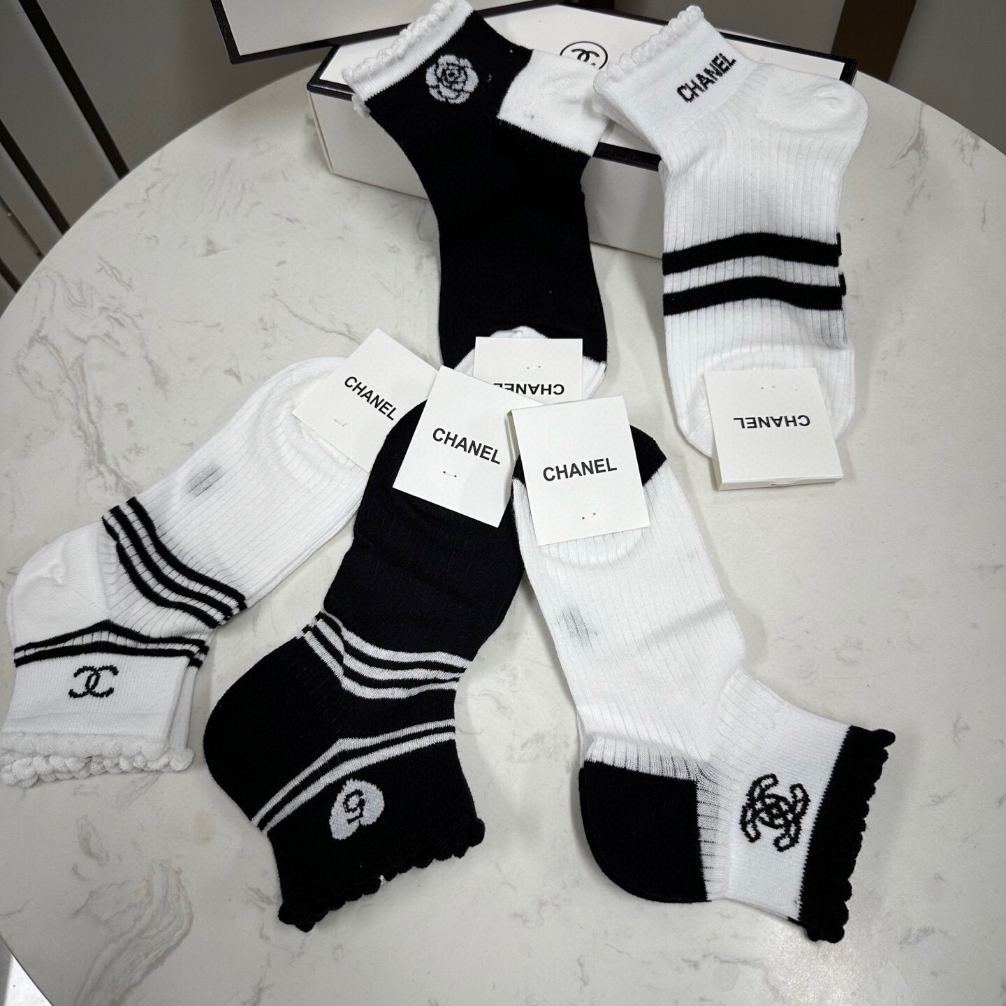  🆕CHANEL · 香奈儿❗️CH新品女款袜子❗️【一盒五双】轻薄柔软舒适透气，提花经典logo，炒鸡