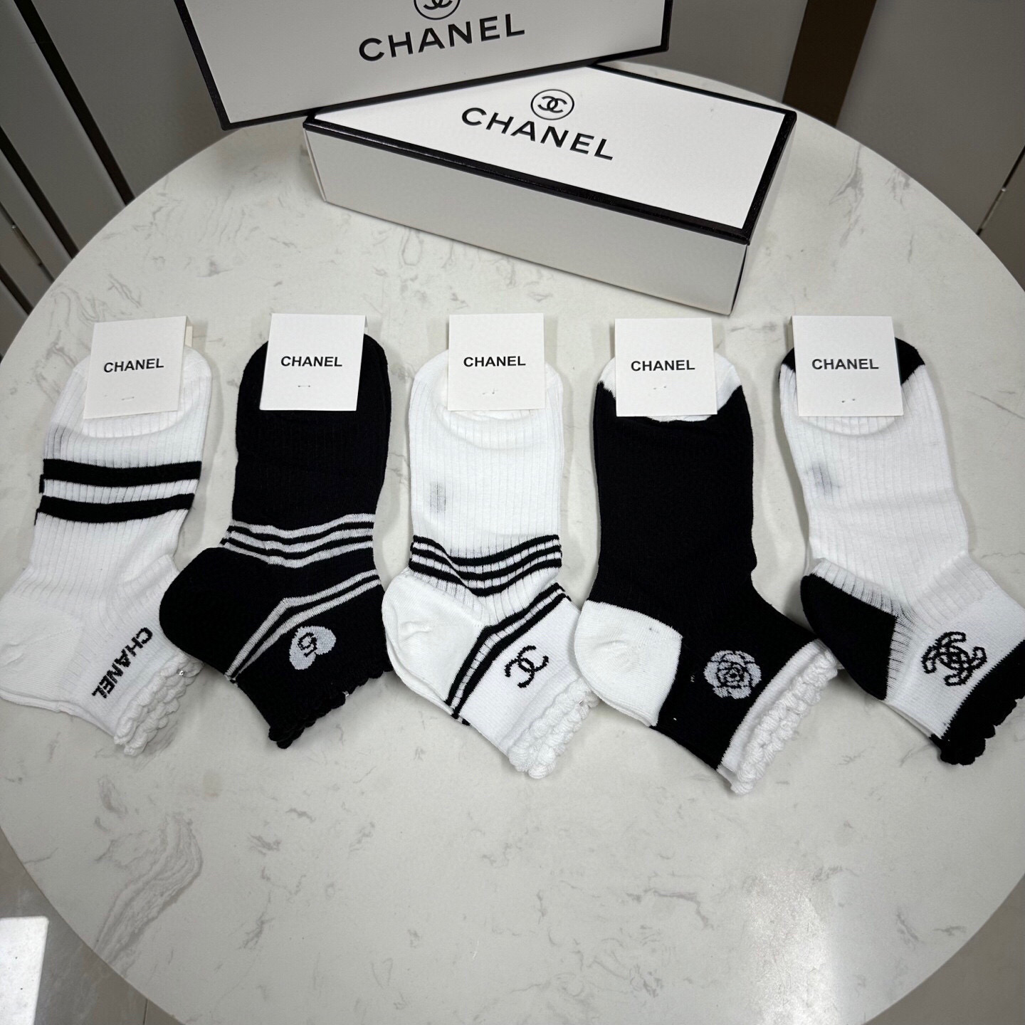  🆕CHANEL · 香奈儿❗️CH新品女款袜子❗️【一盒五双】轻薄柔软舒适透气，提花经典logo，炒鸡