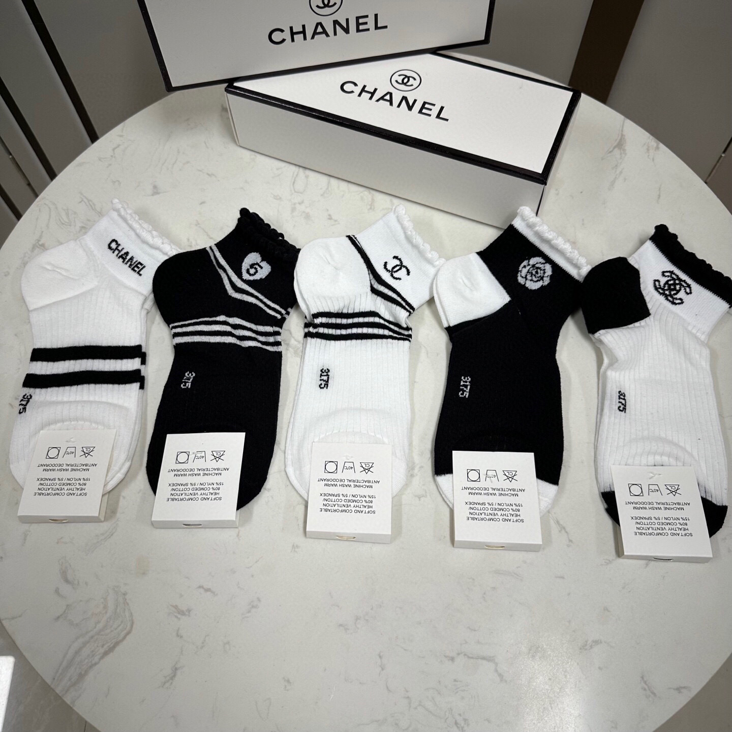  🆕CHANEL · 香奈儿❗️CH新品女款袜子❗️【一盒五双】轻薄柔软舒适透气，提花经典logo，炒鸡