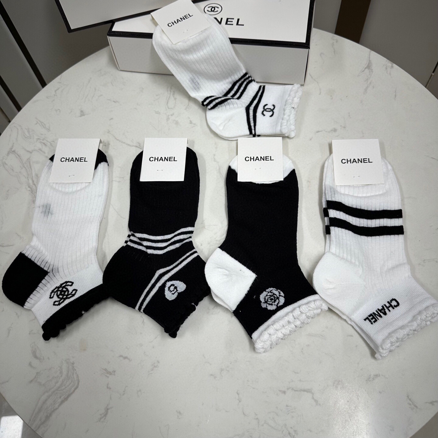  🆕CHANEL · 香奈儿❗️CH新品女款袜子❗️【一盒五双】轻薄柔软舒适透气，提花经典logo，炒鸡