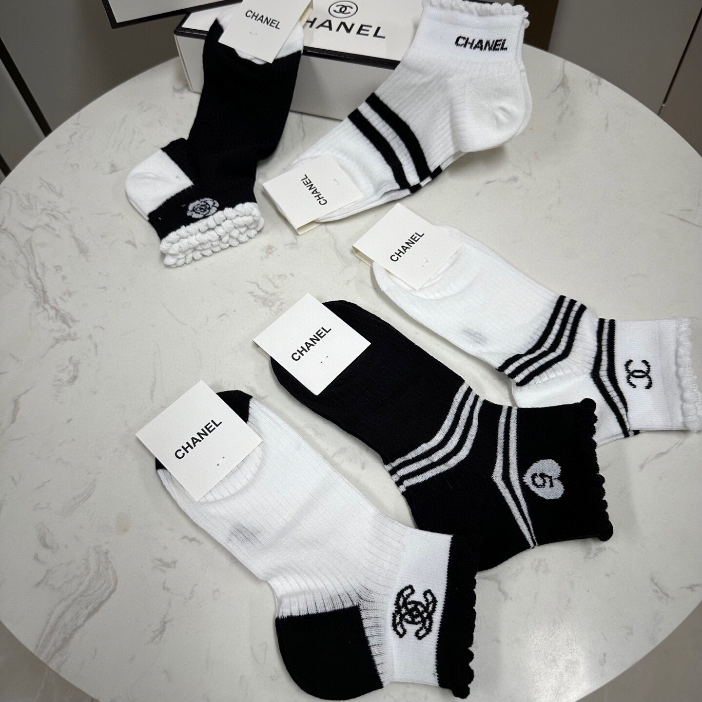  🆕CHANEL · 香奈儿❗️CH新品女款袜子❗️【一盒五双】轻薄柔软舒适透气，提花经典logo，炒鸡