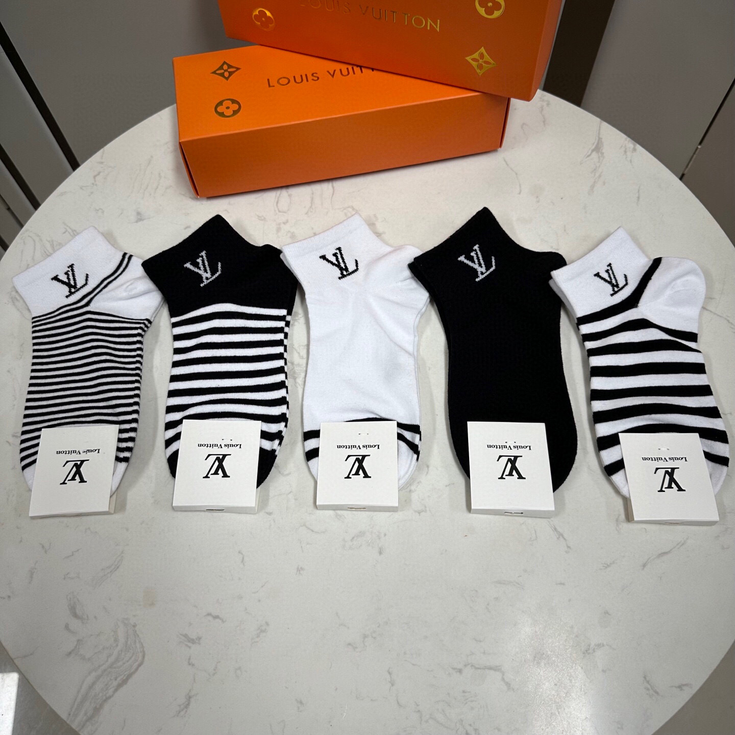  🆕 Louis Vuitton · 路易威登❗️驴家新品女款袜子❗️【一盒五双】纯棉材质，柔软舒适，提