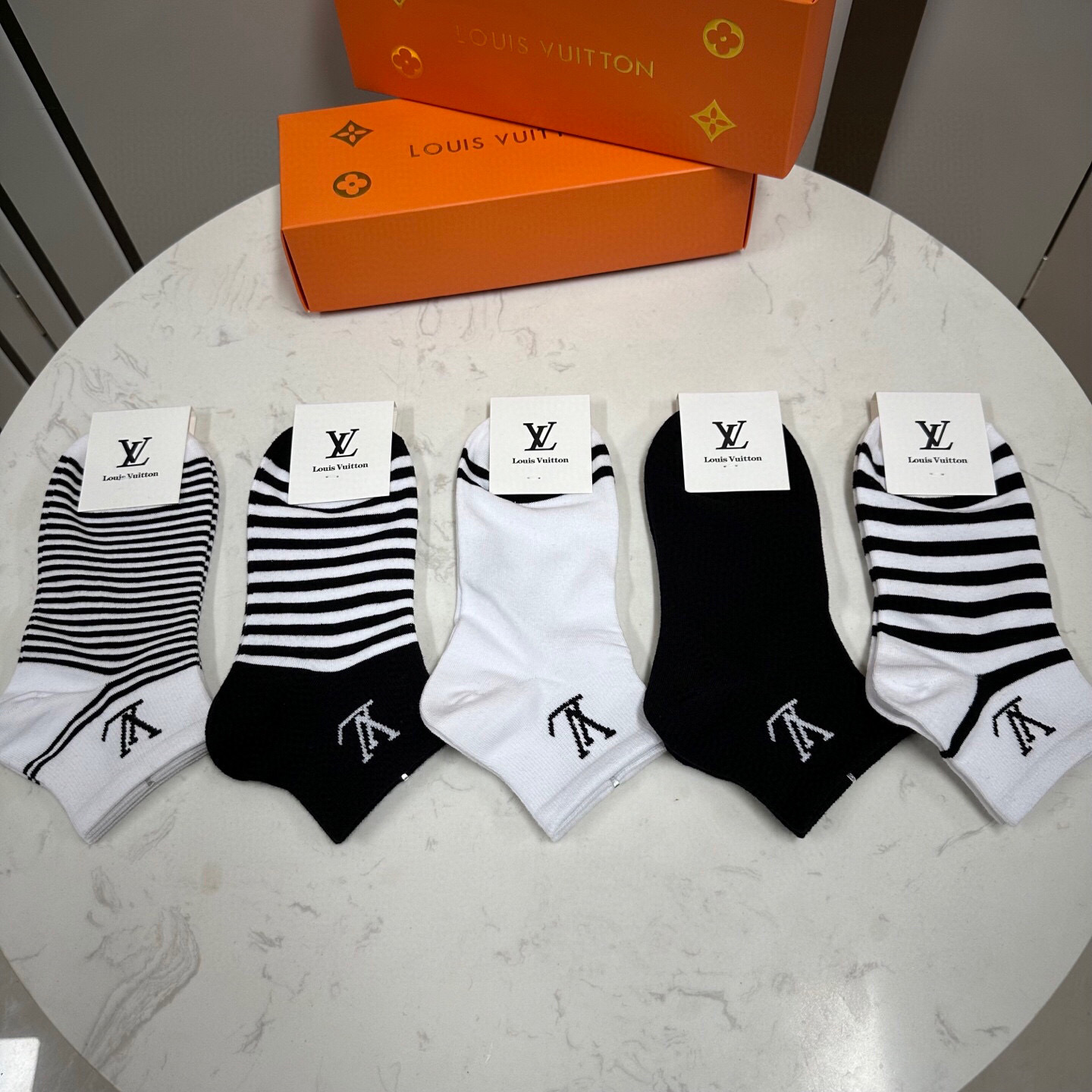  🆕 Louis Vuitton · 路易威登❗️驴家新品女款袜子❗️【一盒五双】纯棉材质，柔软舒适，提