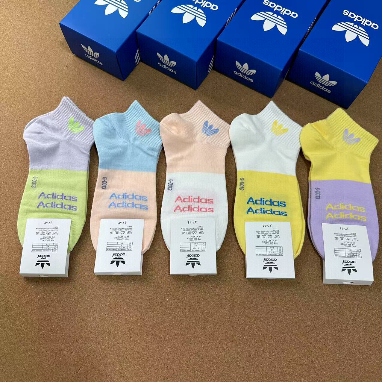  🆕Adidas · 阿迪达斯❗️新品女款拼色袜子，火爆全网的三叶草❗️☘️logo超级nice❗️❗️