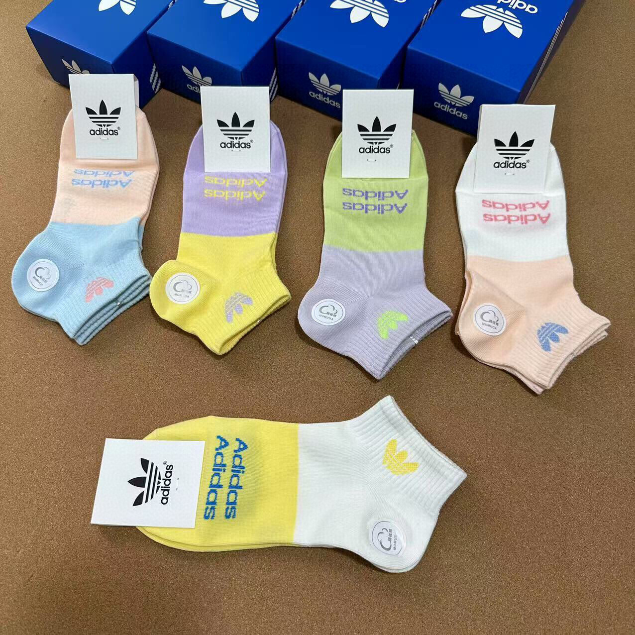  🆕Adidas · 阿迪达斯❗️新品女款拼色袜子，火爆全网的三叶草❗️☘️logo超级nice❗️❗️