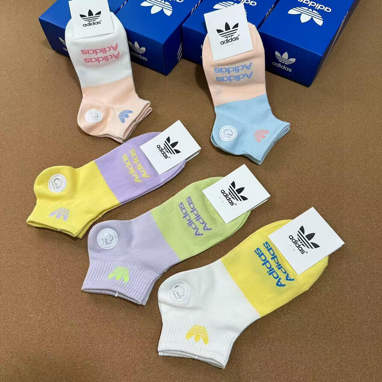 🆕Adidas · 阿迪达斯❗️新品女款拼色袜子，火爆全网的三叶草❗️☘️logo超级nice❗️❗️
