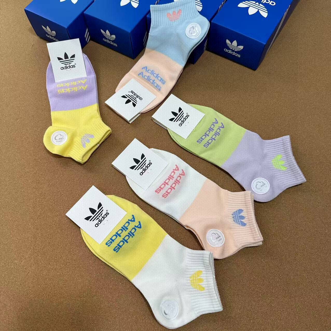  🆕Adidas · 阿迪达斯❗️新品女款拼色袜子，火爆全网的三叶草❗️☘️logo超级nice❗️❗️