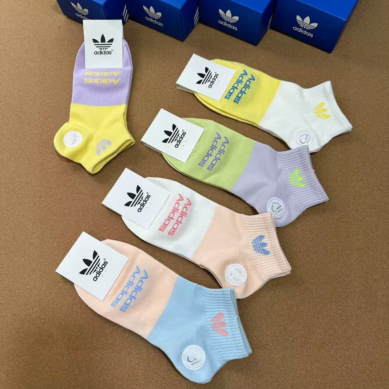  🆕Adidas · 阿迪达斯❗️新品女款拼色袜子，火爆全网的三叶草❗️☘️logo超级nice❗️❗️