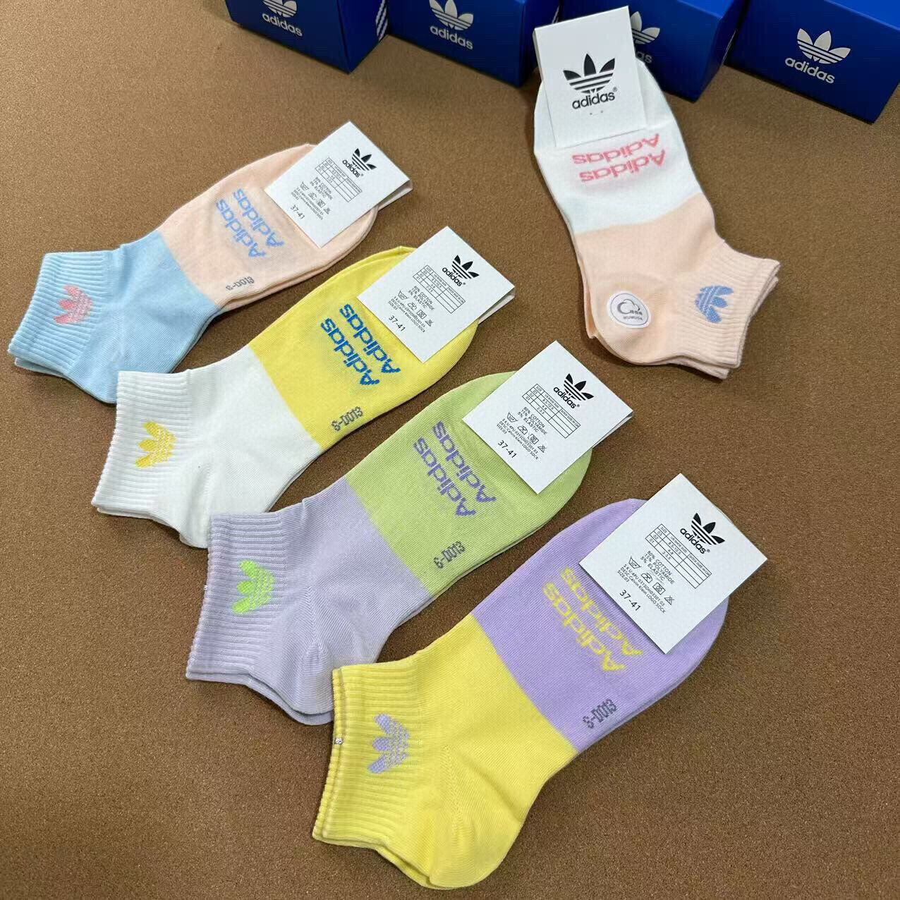  🆕Adidas · 阿迪达斯❗️新品女款拼色袜子，火爆全网的三叶草❗️☘️logo超级nice❗️❗️