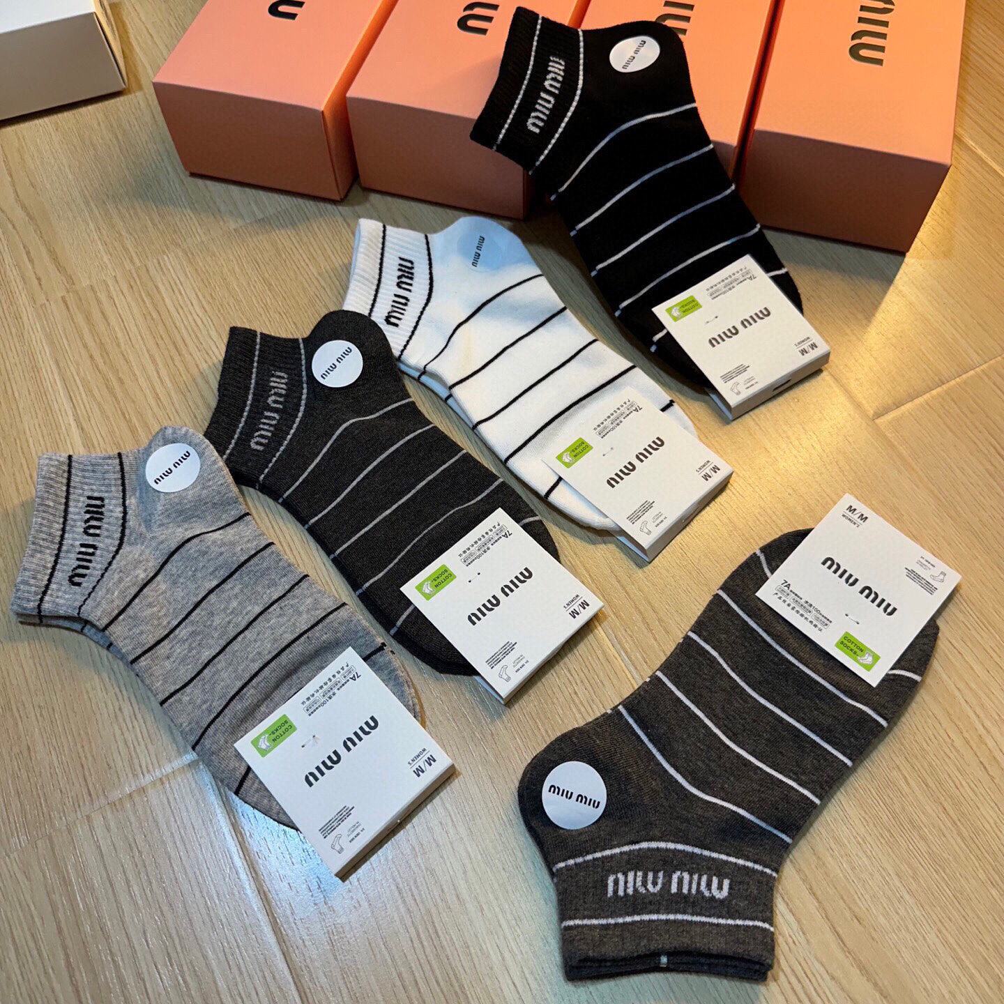  🆕 · Miumiu · ❗️缪缪新品袜子❗️【一盒五双】提花经典miumiu字母，透气柔软舒适，超火