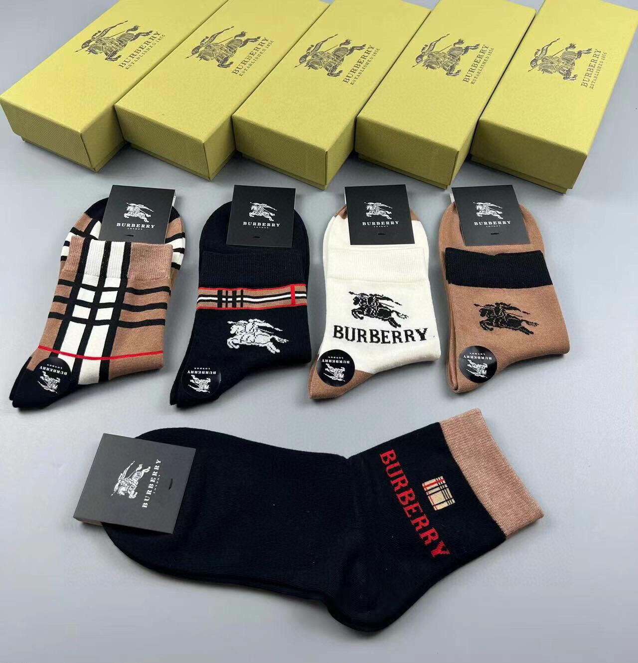  🆕Burberry · 巴宝莉❗️B家新品男款袜子❗️【一盒五双】纯棉材质织造，柔软舒适，提花经典品牌