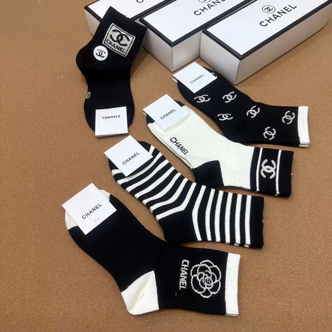  🆕CHANEL · 香奈儿❗️香奶奶家新品女款袜子❗️【一盒五双】纯棉材质，柔软舒适透气，提花经典品牌