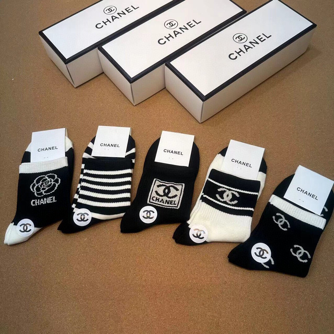  🆕CHANEL · 香奈儿❗️香奶奶家新品女款袜子❗️【一盒五双】纯棉材质，柔软舒适透气，提花经典品牌