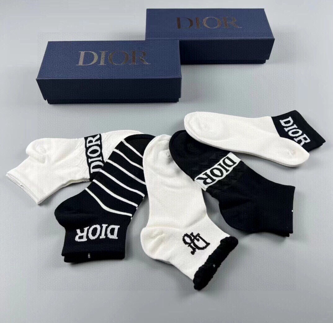  🆕Dior · 迪奥❗️D家新品女款短款袜子❗️【一盒五双】纯棉材质，上脚柔软舒适，经典的D家字母lo