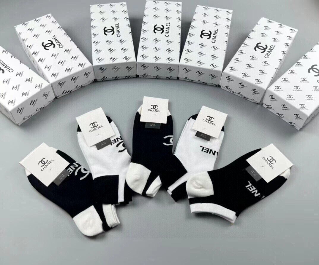  🆕CHANEL · 香奈儿❗️香奶奶家新品女款袜子❗️【一盒五双】纯棉材质，柔软舒适透气，提花经典品牌