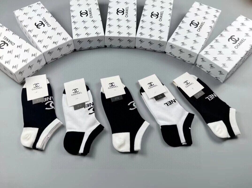  🆕CHANEL · 香奈儿❗️香奶奶家新品女款袜子❗️【一盒五双】纯棉材质，柔软舒适透气，提花经典品牌